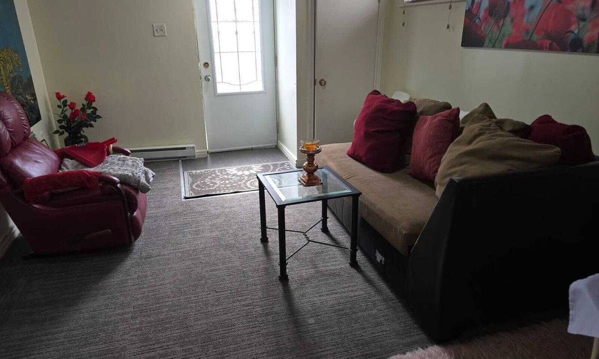 Fabreville House | Comfortable & Relaxing Private Apartment in Laval, Minutes from Everything