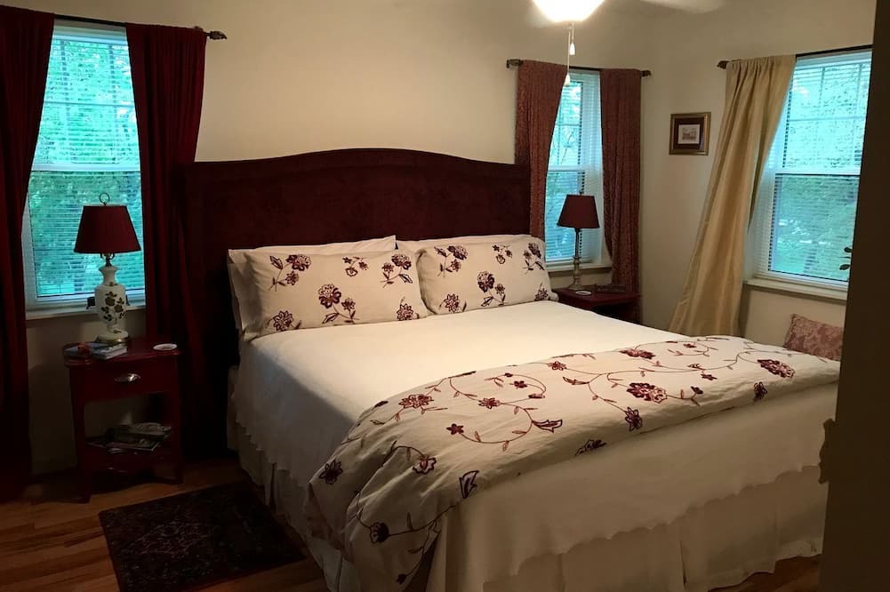 Elkhorn Cabin | Comfortable Weekend Getaway with Breakfast Available in Elkhorn, Wisconsin