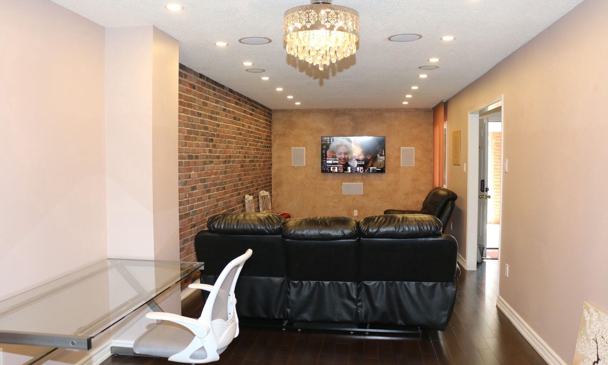 Markham House | Comfy Casa