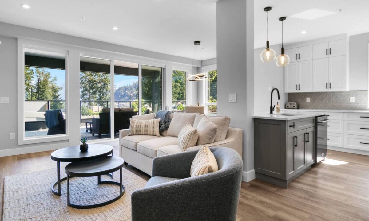 Harrison Hot Springs Condo | Corner Unit + Water Views & Easy Beach Access.