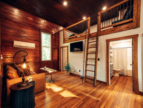 Procious House | Corton Lodge Riverfront Wedding & Group Retreat