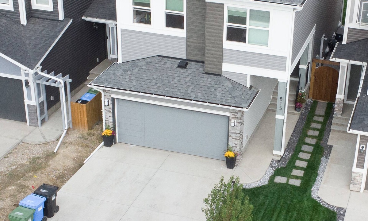Southeast Calgary House | Cozy 2BR wt. Home Office and Entire Suite