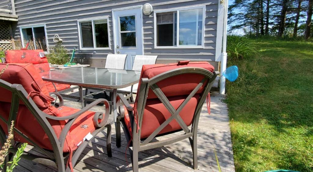 Cows Bay Apartment | Cozy Ocean Retreat 2 Min Walk to Surf