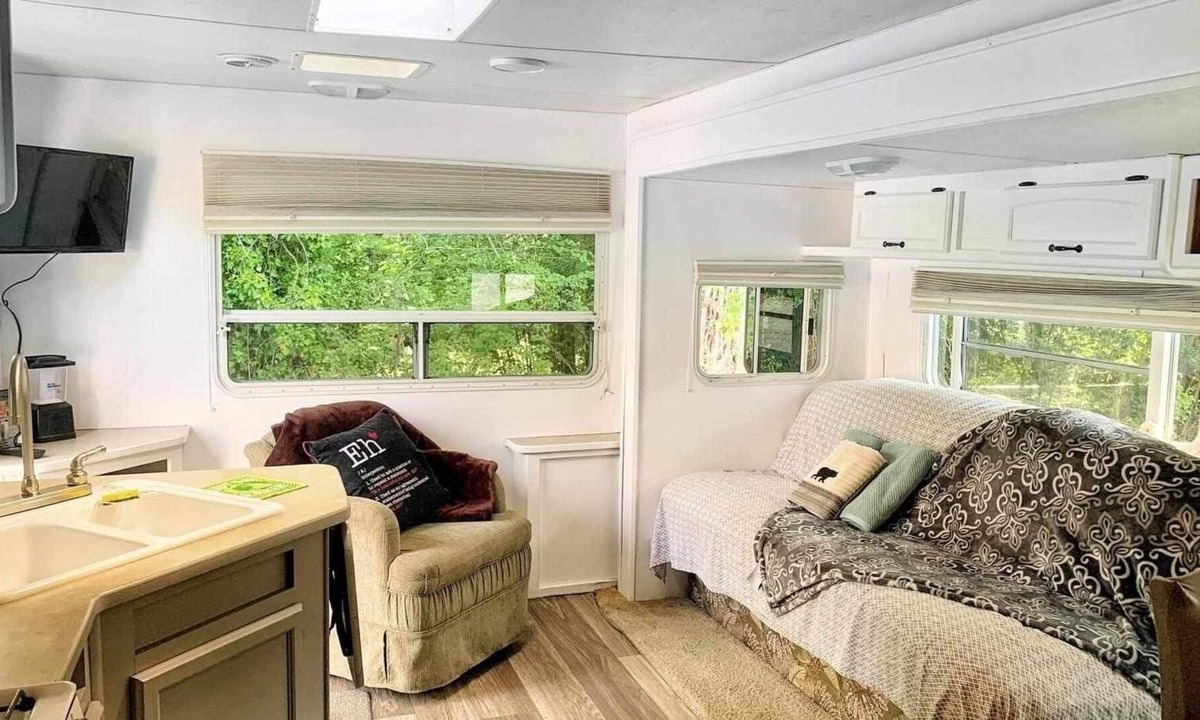 Hatzic House | Cozy RV Staycation!