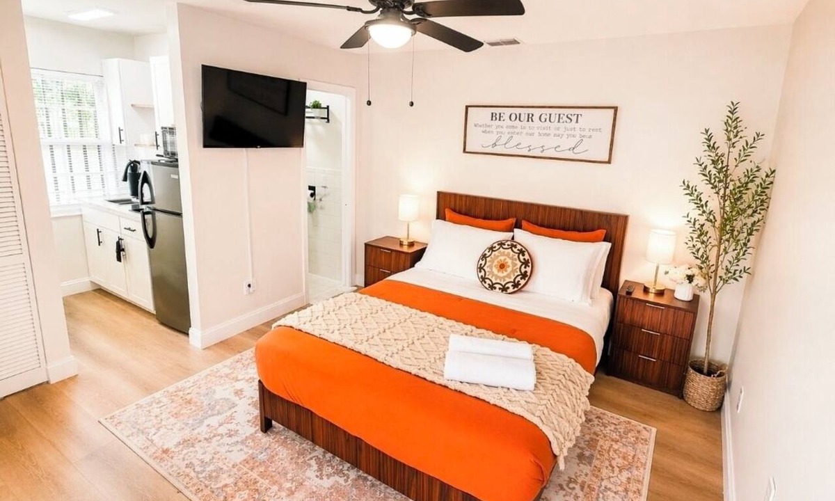 West Little Havana Apartment | Cozy studio with Kitchen + Free Parking + Central location in Miami.