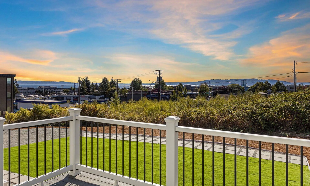 Des Moines House | Cozy Waterfront Stay – 2BR Just Minutes from Local Eats & Marina Life