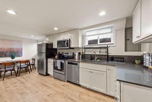 Green Lake House | Craftsman 2B Lower Unit -1 block from Greenlake