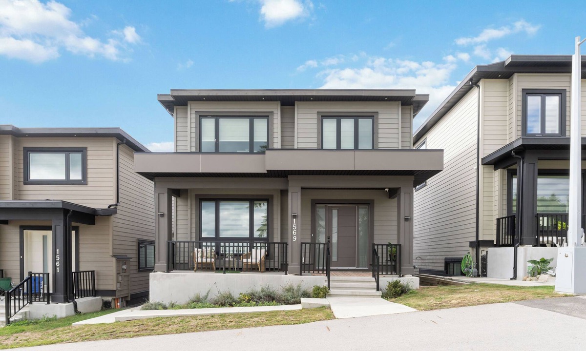 Surrey House | Cute, Clean, Modern Suite in a House - Great Area!