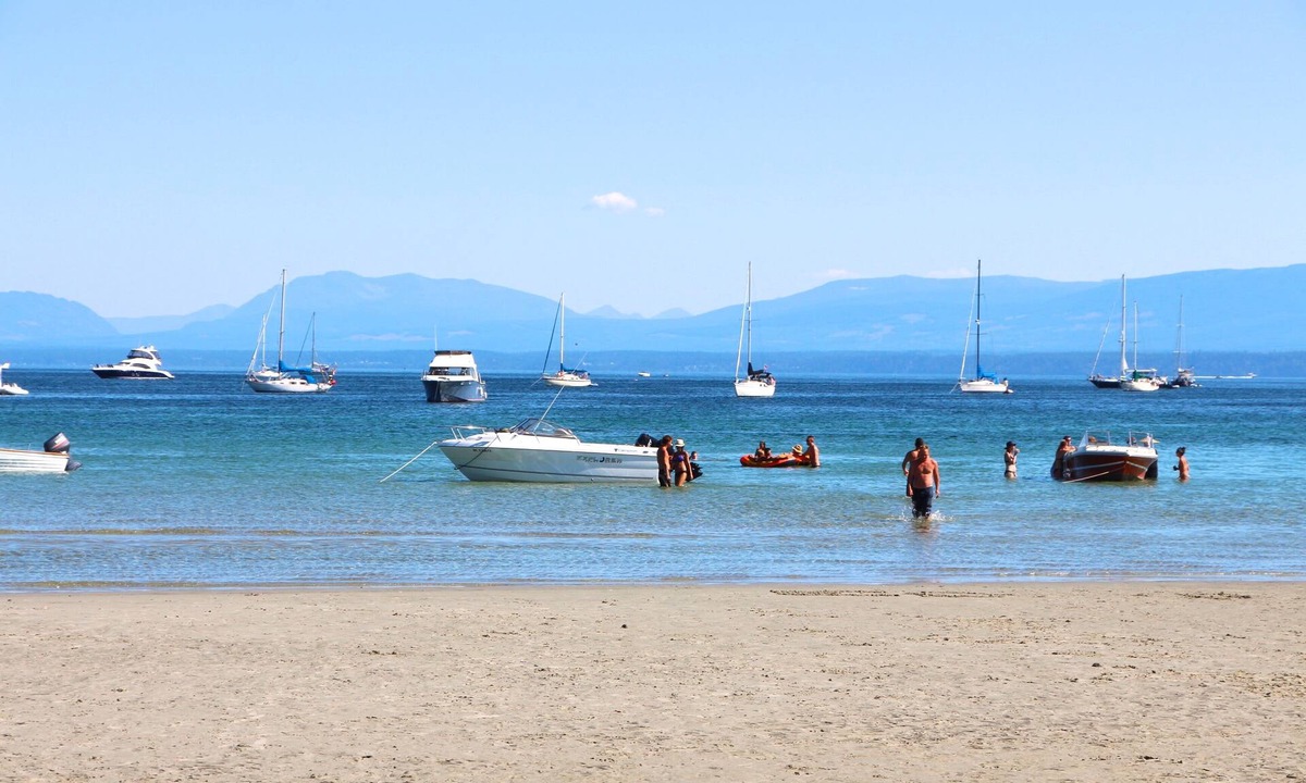 Regional District of Nanaimo House | Deep Bay Pacific Beachfront Home