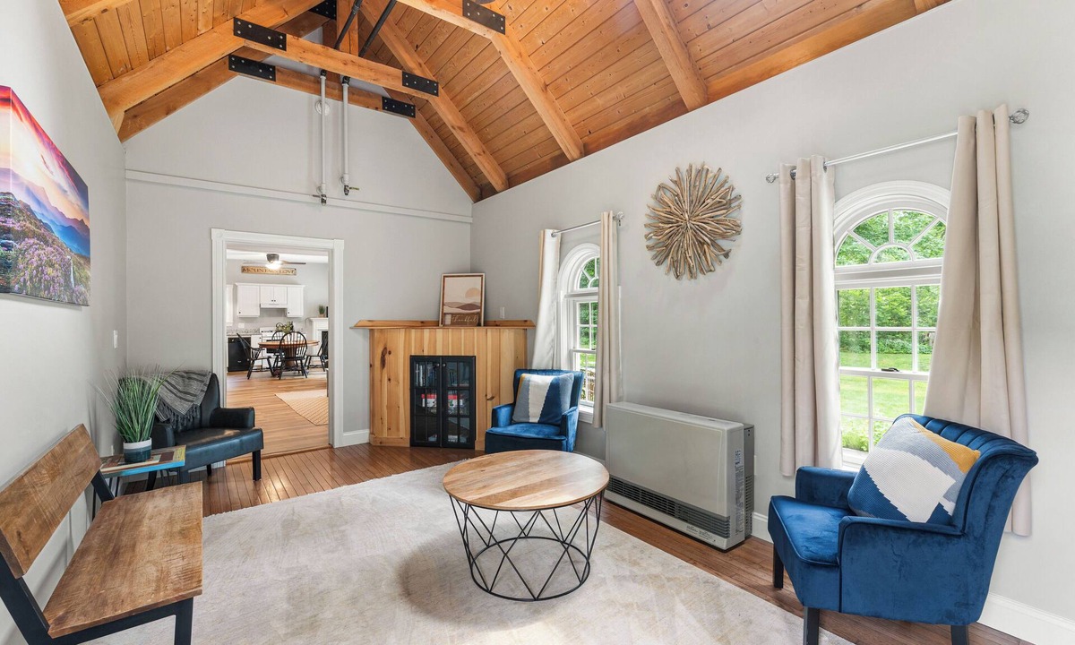 Intervale Condo | Dog friendly, Jacuzzi tub, Full kitchen, River Patio