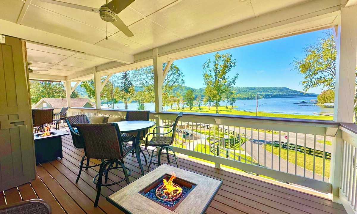 Cedar Bluff House | "Double Studio" Fall Escape w/Heated Pool, SplashPad, hottub, firepit, kayaks