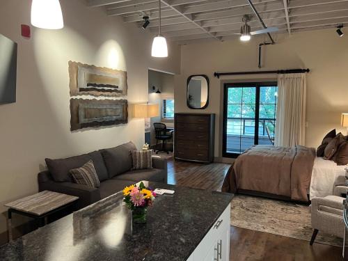 Downtown Syracuse Apartment | Downtown Suite with Balcony
