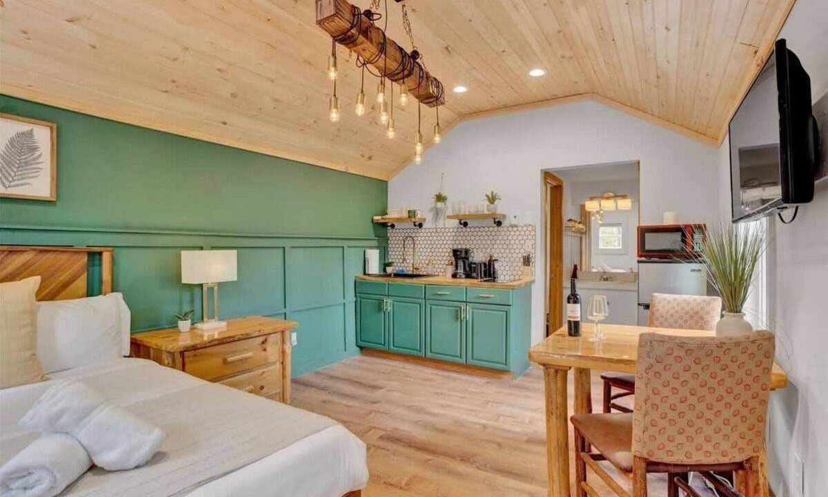Canadensis Cabin | Elements Modern Cabin | Poconos Pickleball Firepit