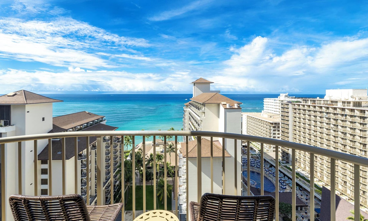 Waikiki Resort | Embassy Suites by Hilton Waikiki Beach Walk