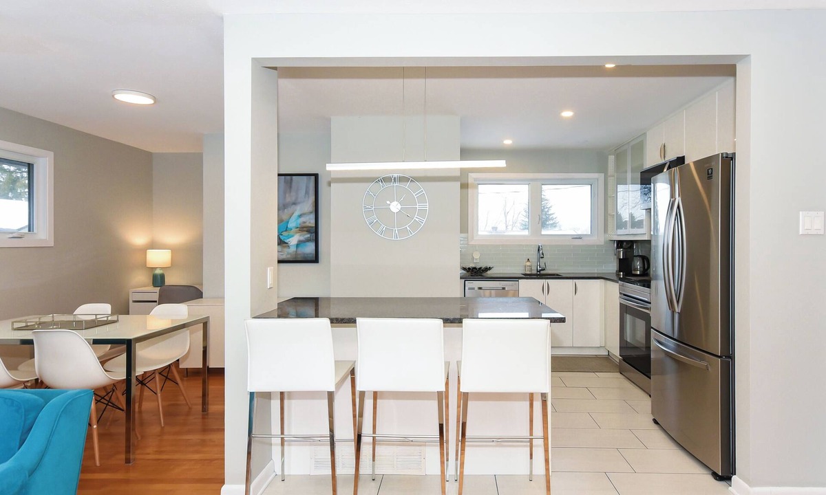 Ottawa Division Apartment | Executive | 3 Beds, 1 Bath | Modern | Sleeps 6