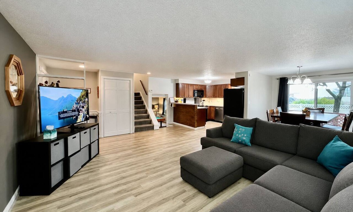 Lindenwald House | Executive Home - Work Ready - Garage - Dogs OK - 600 Mbps Internet - Pool Table