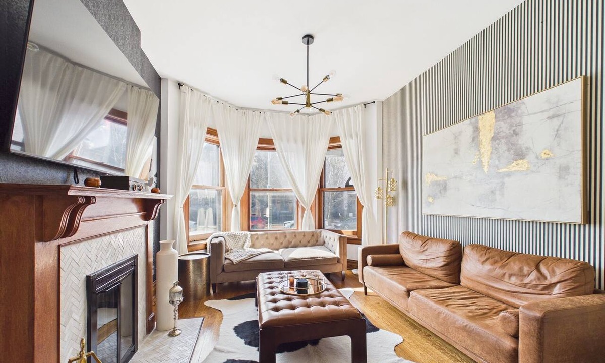 Wrigleyville Apartment | Expertly designed 5BR Art Deco duplex with garage.