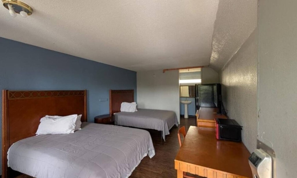 Cartersville Hotel | Explore Nature with 4 Rooms Steps From Manning Lake and Parks