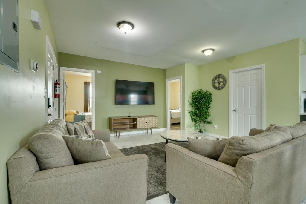 South Side Apartment | Explore NYC, Parks & Beaches! Top-Floor Apt