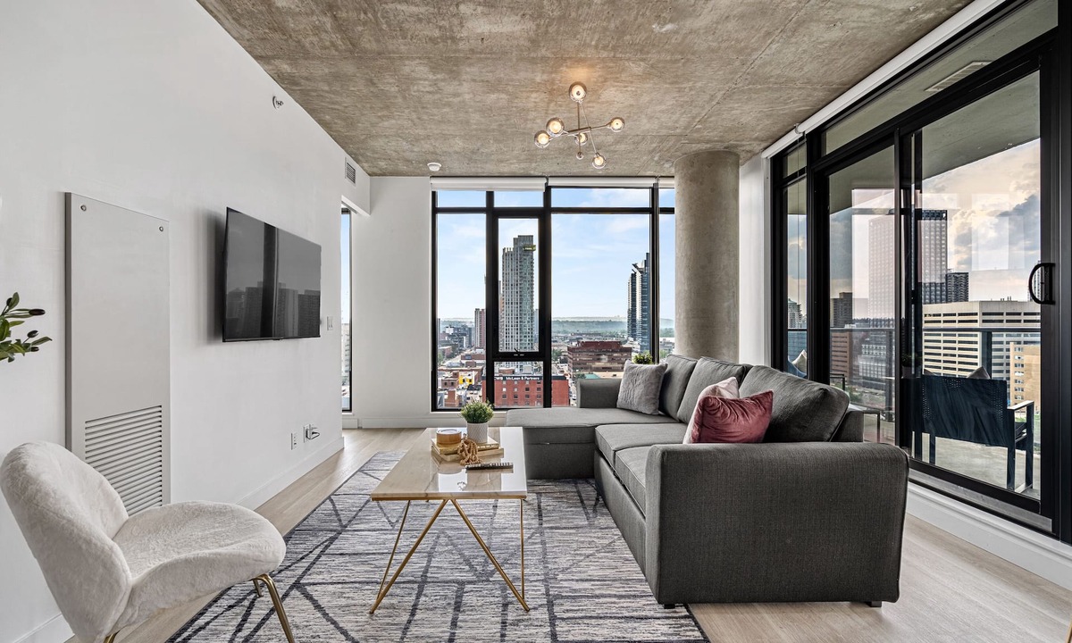 Connaught Apartment | Exquisite Style | POOL, VIEWS & PRKG | Sleeps 4