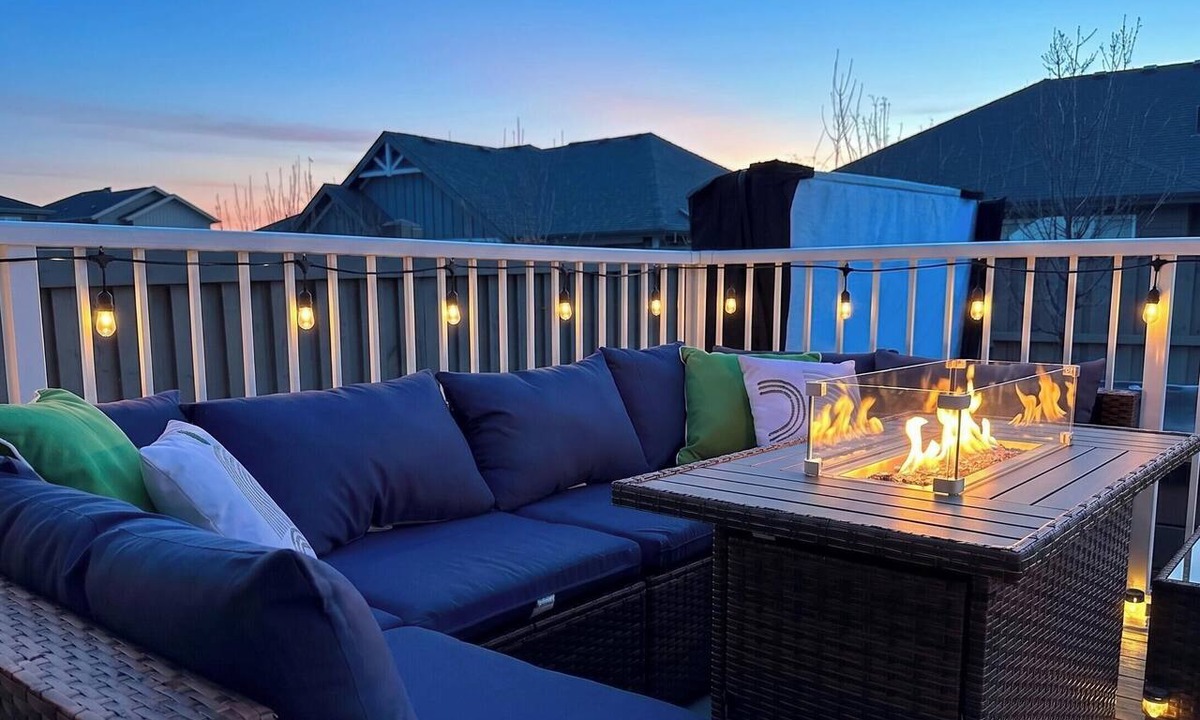 West Edmonton House | Firelight Lodge: Hot Tub & King Suite