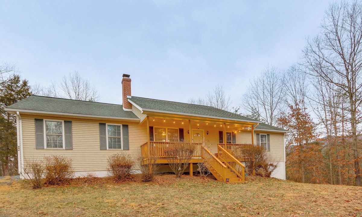Fort Valley House | Forest Views, Deck & Fireplace: Fort Valley Escape