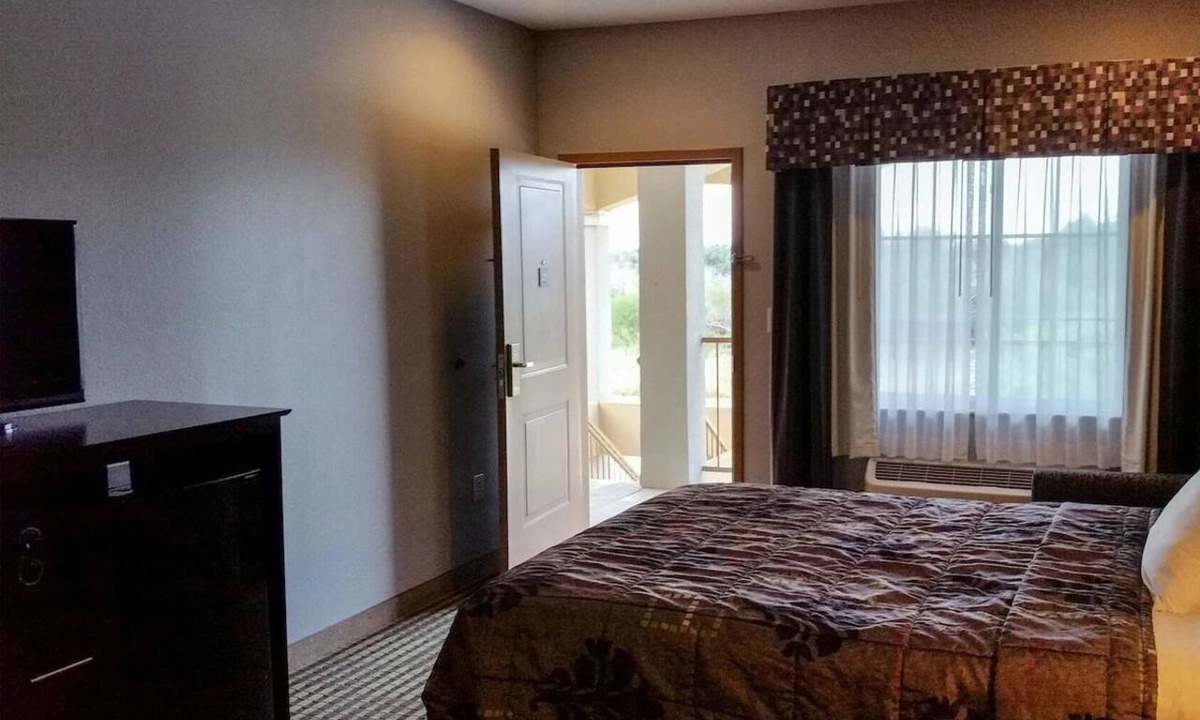 Beeville Hotel | Functional Studio Offers Extended Stay Comfort Near Downtown Beeville
