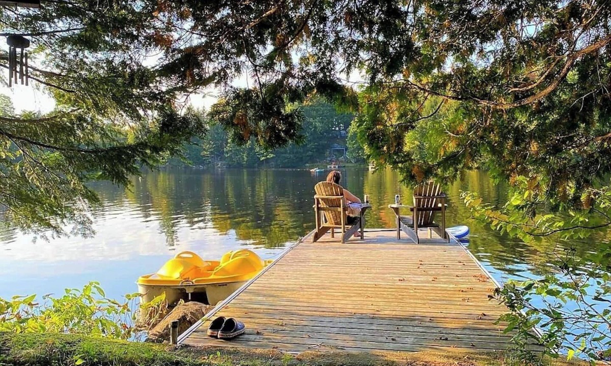 Brownsburg-Chatham Ski Chalet | Gorgeous authentic 4-bedroom lakefront chalet with spa.