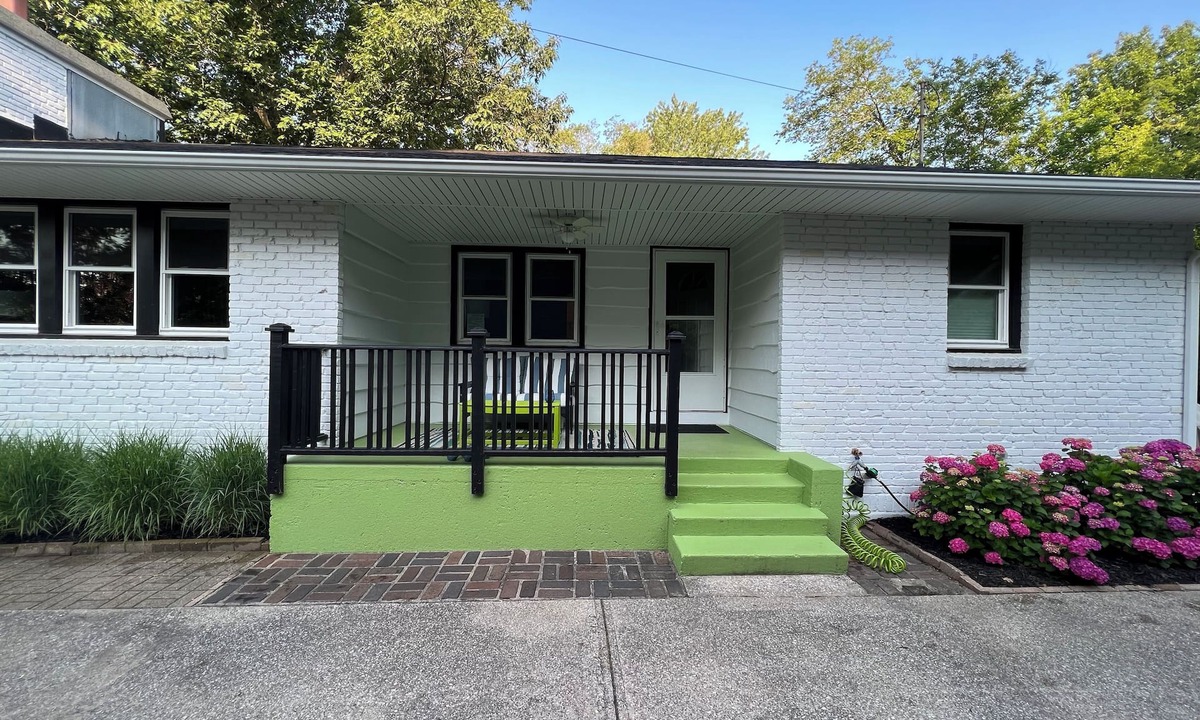 South Haven House | Great North Side Location.Walk to Beach and Downtown.4 King Beds!