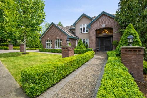 Westwood Plateau Bed & Breakfast | Hampton Luxe House