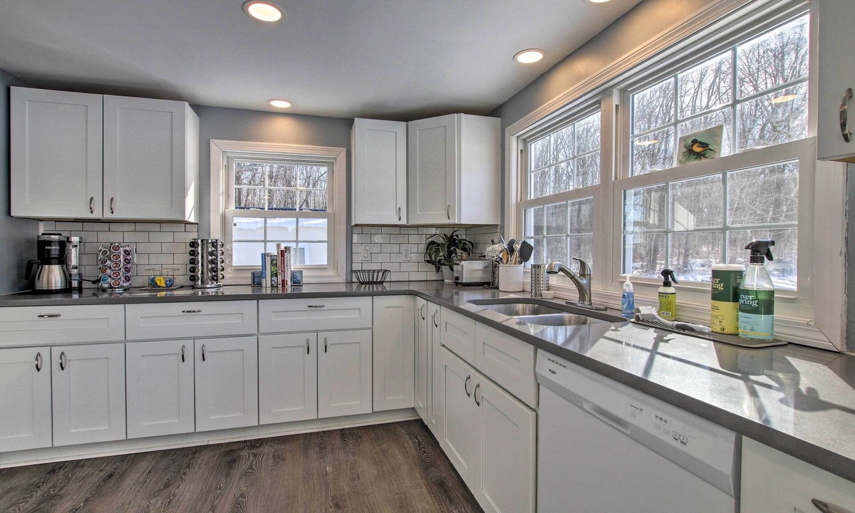 Hampton Hill Historic District Cottage | Hampton 'quiet Corner Cottage' w/Fireplace & Yard