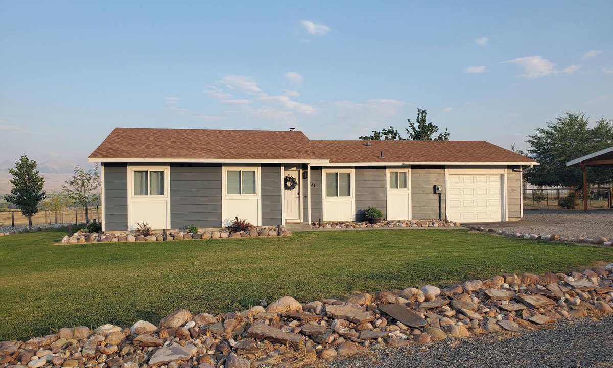 Challis House | High Desert Haven - A Beautiful 3 Bedroom Home with Optional RV Hookup!