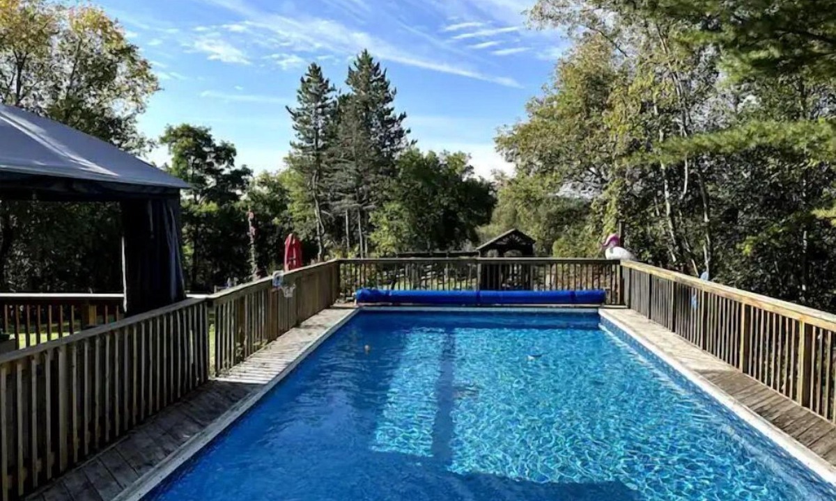 Adjala-Tosorontio House | Hockley Hideaway Farm Stay!n