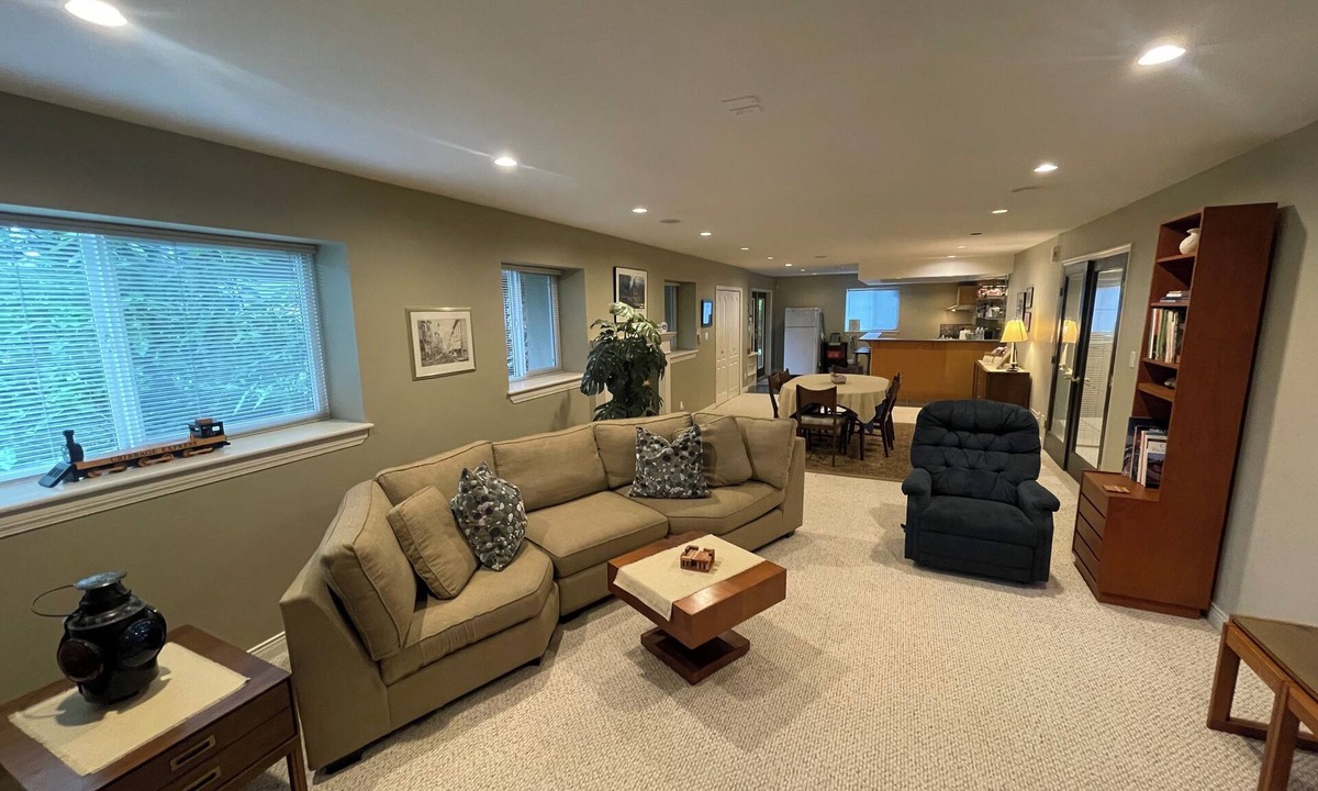 Guildford Apartment | HUGE & QUIET Spacious 1100sq ft, 2BR Suite in Fraser Heights