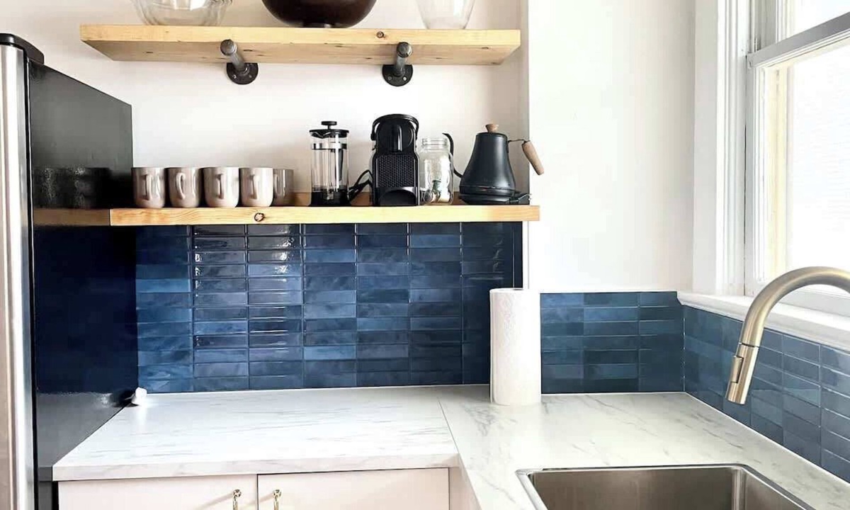 Marpole Apartment | *KING BED* Charming 2 bdrm above Cafe!