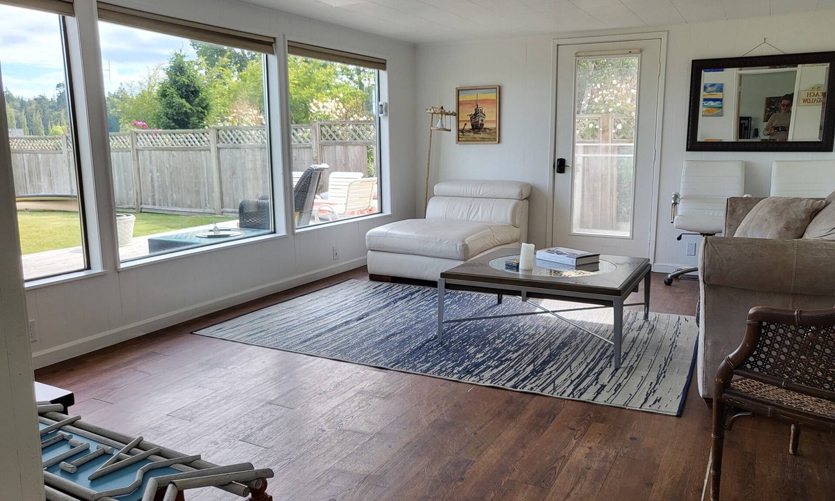 Kingston House | KINGSTON Beachfront Bungalow. 2 blocks to cafes/shops & Seattle Ferry