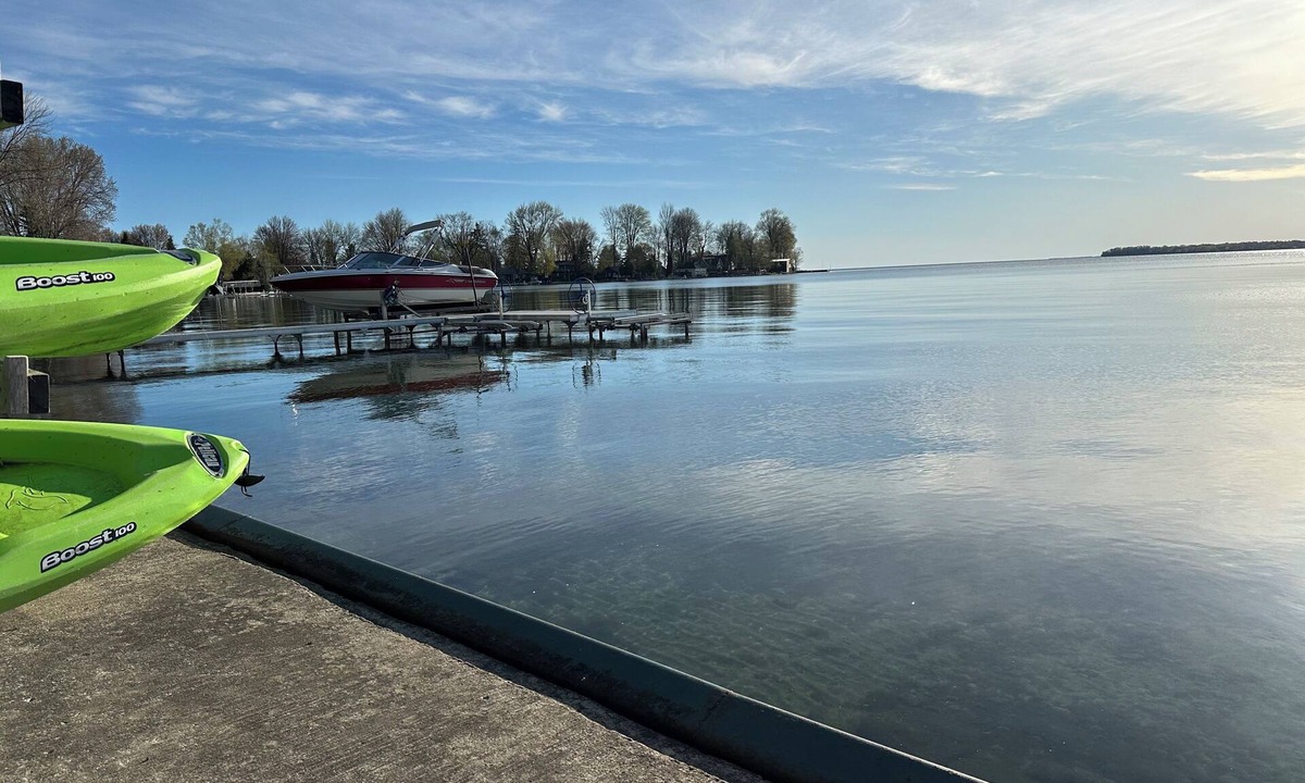 Alcona Cottage | Lakefront Getaway! Relax & Unwind Perfect getaway 1 hour from Toronto