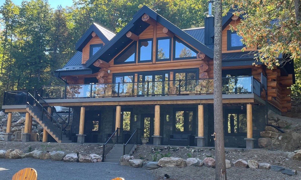 Central Frontenac Cottage | Lakefront Luxury Log Home