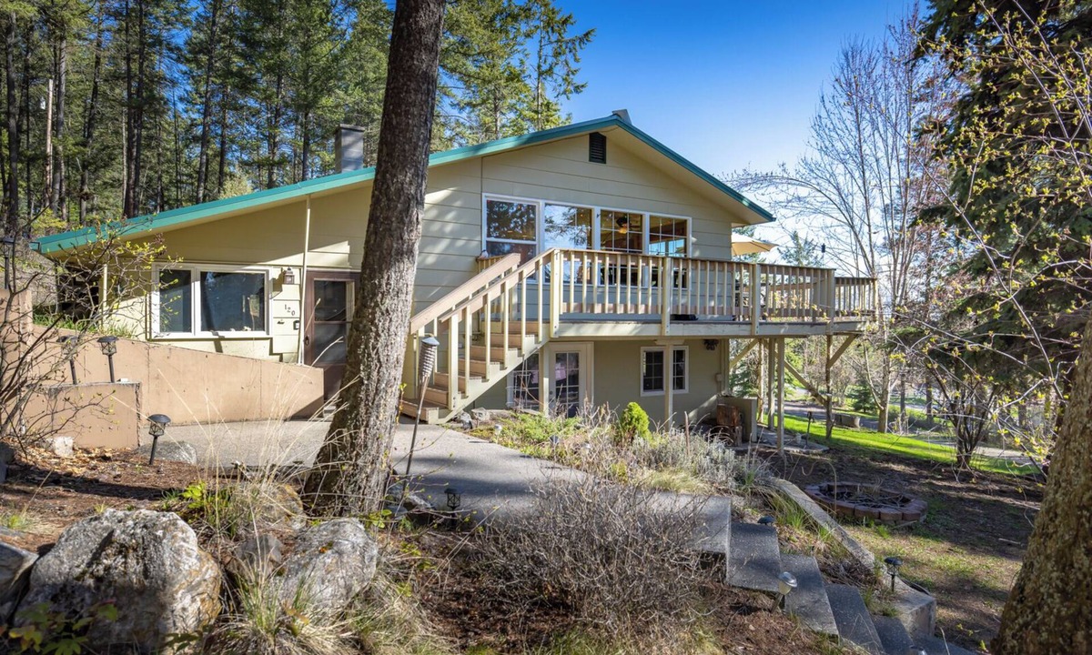 Lakeside House | Lakeside Basecamp for Adventure! Comfy home with huge deck and great lake views!