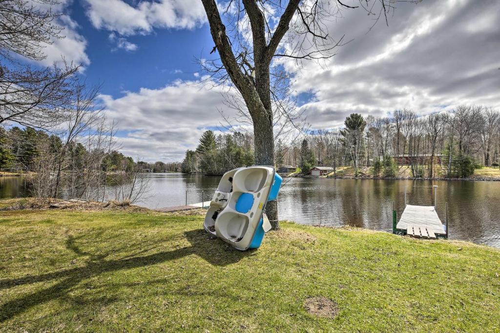 Holcombe House | Lakeside Cabin w/Fire Pit: Near Pine Point Park!