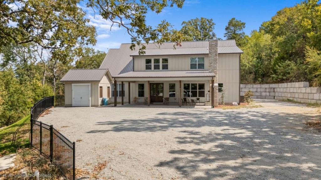 Longtown House | Lakeside Oasis