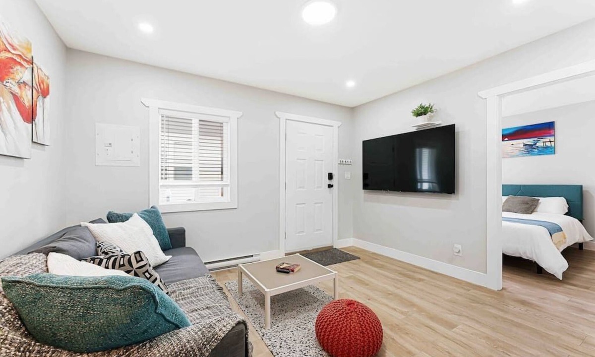 Langley House | Langley Coach House | Queen Beds, Parking