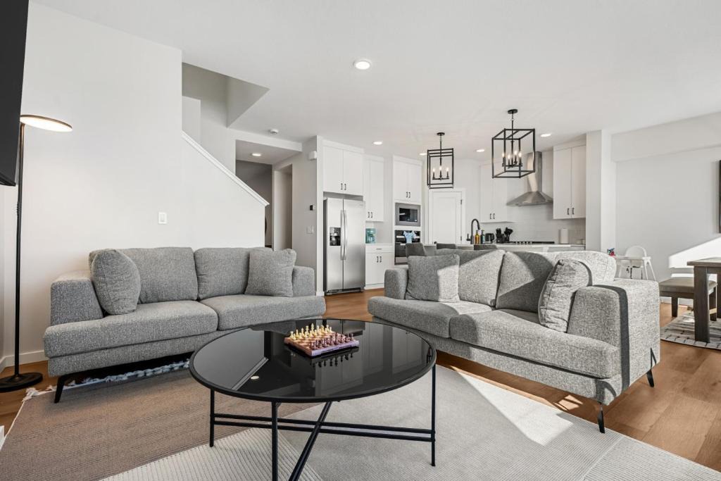 Calgary House | Large Single Detached House with Pool Table, Sleeps 12 and King Bed