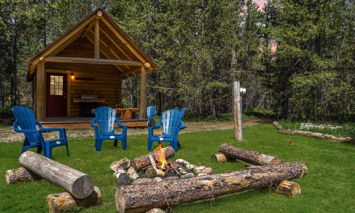 Island Park Cabin | LITTLE FOX: FirePit Large Yard Loft for Kids Grill WiFi