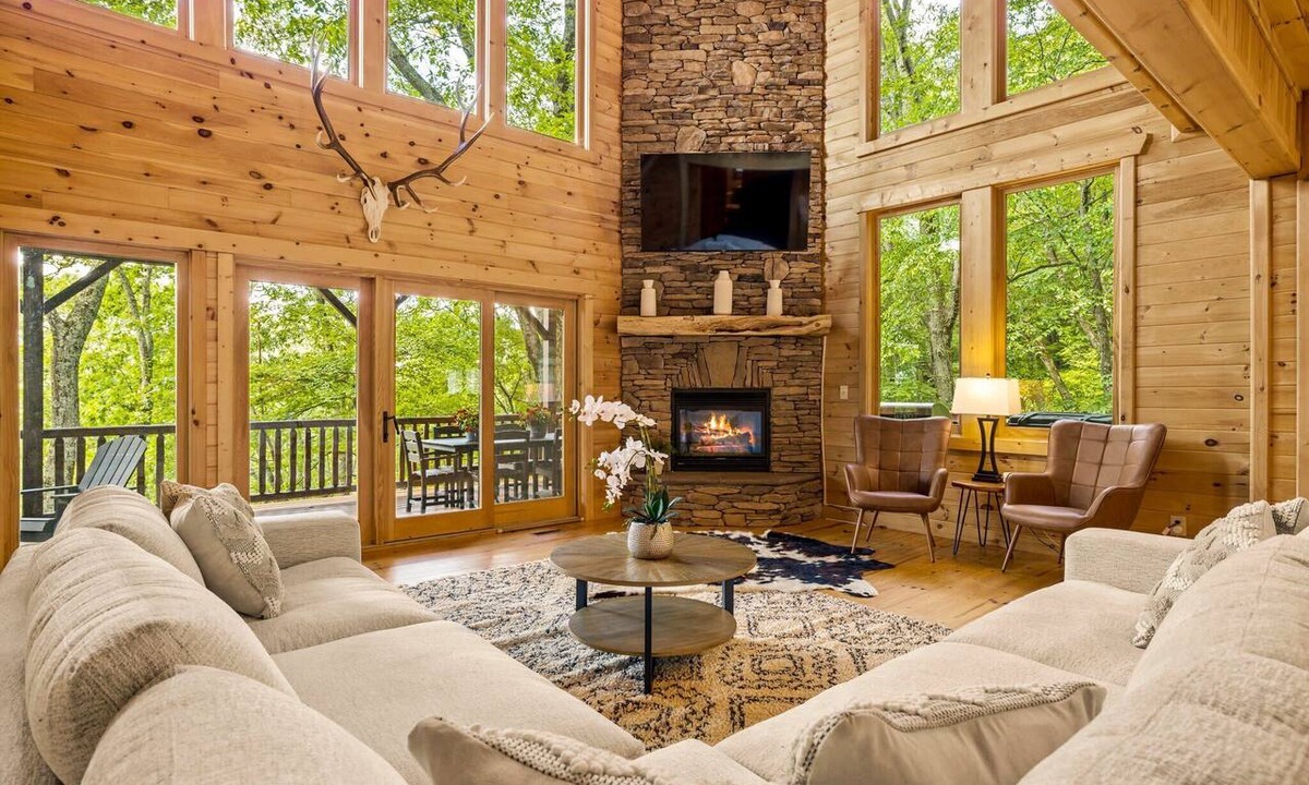 Seven Devils House | Lodge in Seven Devils w Hot Tub & Mountain Views!