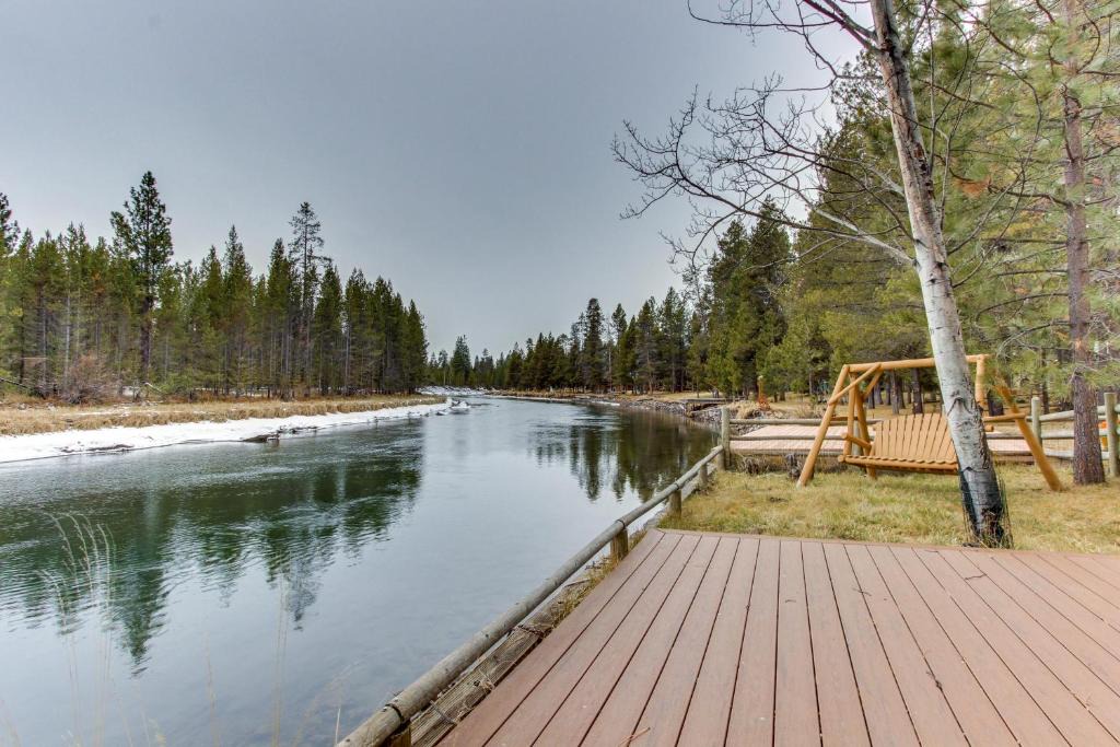 Oregon Water Wonderland House | Log Cabin Riverfront Getaway