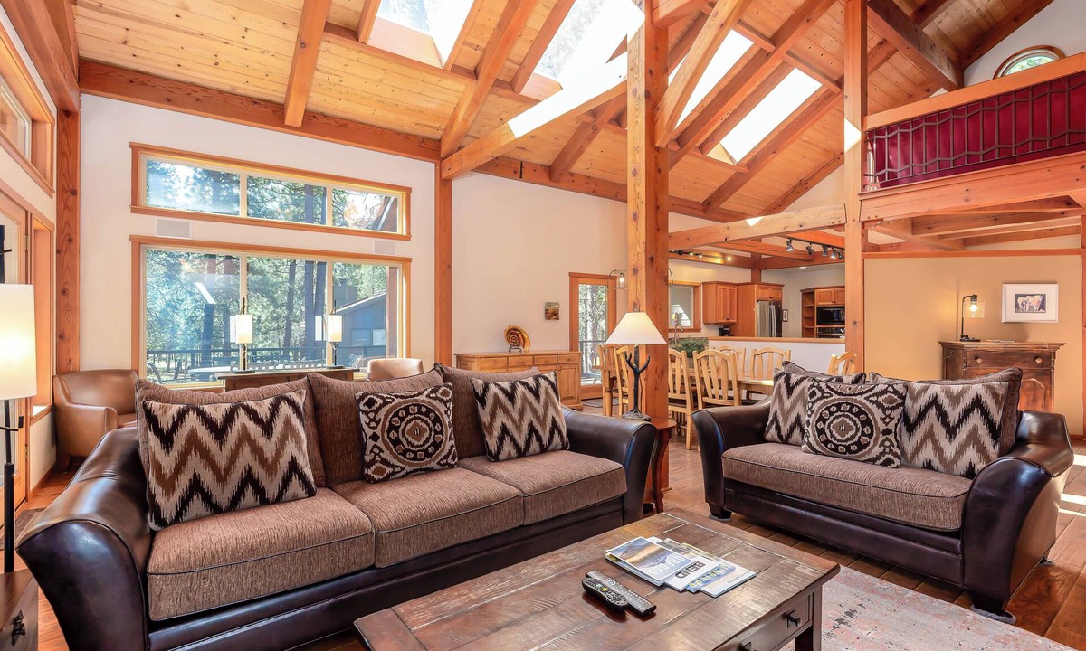 Overlook Park House | LOST07 - Spacious home, Hot Tub, Gas Fireplace, Ping Pong
