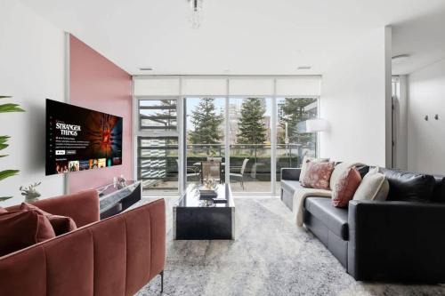 CityPlace Apartment | Luxurious 4BR Oasis Walk to CN Tower Entertainment