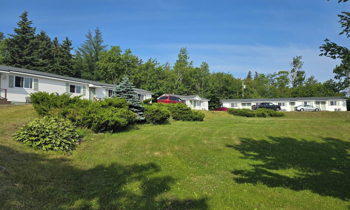 Groves Point Hotel | MacNeil's Motel