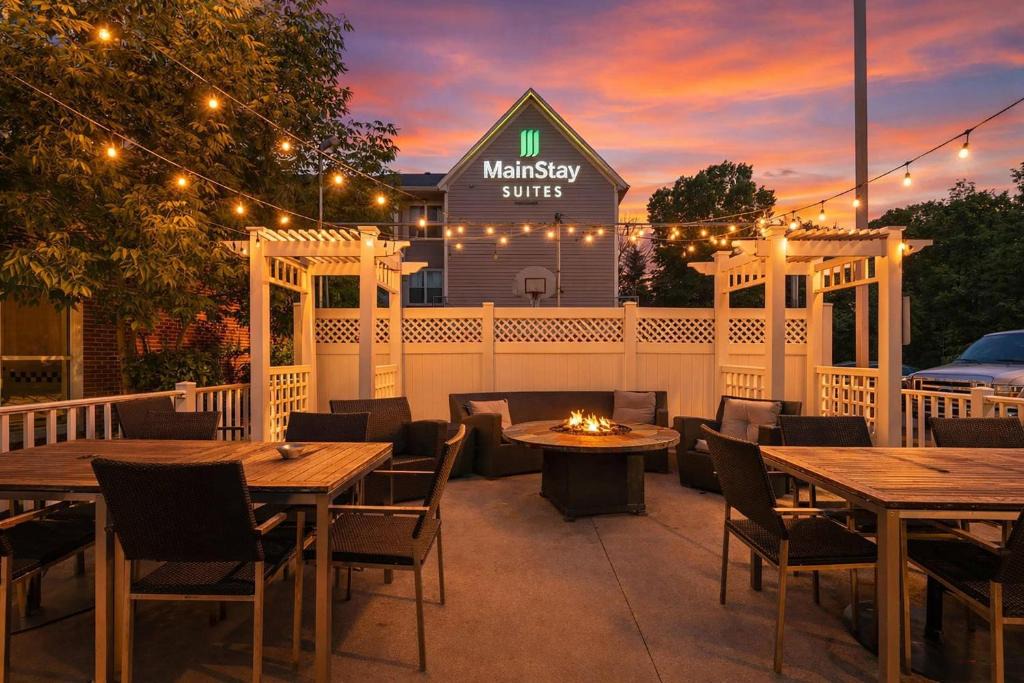 Appleton Hotel | MainStay Suites Appleton Airport - Fox River Mall Area